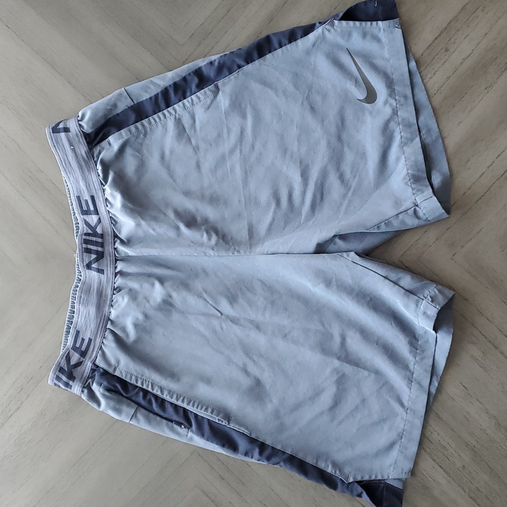 Nike Men's Light Gray Athletic Shorts